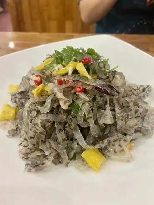 泡椒鱼皮的清香和辣香相辅相成,鱼皮皮质通透口感