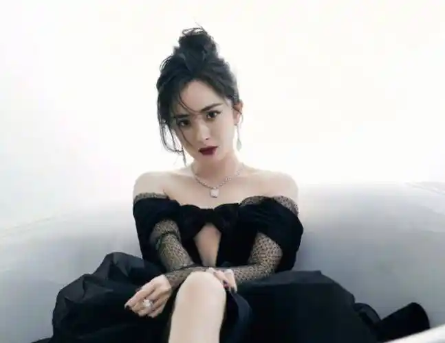 34岁杨幂罕曝空姐服旧照,浓妆不掩青涩娇羞,气质跟现在大不相同_网友