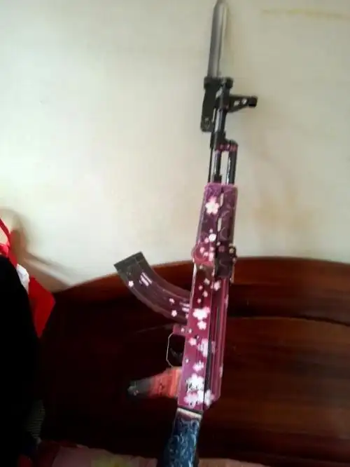 女王配ak47 妹子玩家自制cf纸制武器已臣服