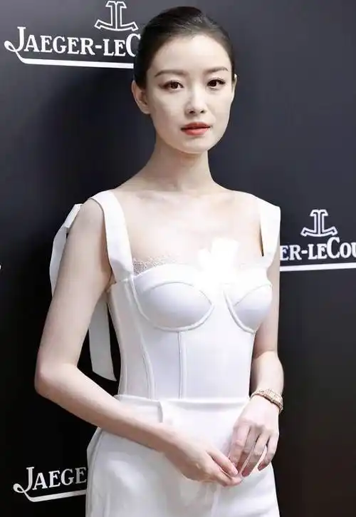 倪妮好有气质感,简约穿搭显身材,真是身高腿长又貌美_吊带_风格_整体