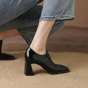 英伦风小皮鞋女2022年秋冬季新款百搭高跟粗跟真皮方头单鞋子潮流