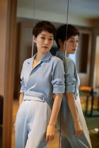 马伊琍最新写真曝光 超短发气质优雅尽显高级感