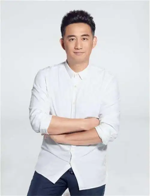 有网友在法国拍下了黄磊一家四口人游玩法国的照片.