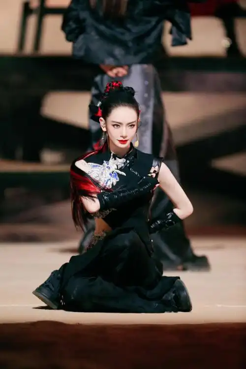 一整个a到我的心坎里了,旗袍造型好有韵味#戚薇黑衣旗袍好a