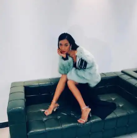 脚上的"恨天高"高跟凉鞋显得她的腿又细又修长,不得不说吉克隽逸这一