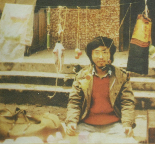 海子:恋上大20岁的女作家,曾跪地淋一夜雨,等来的是伊人离去