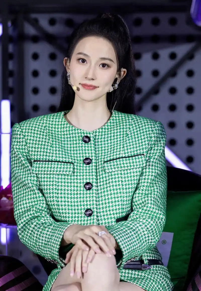 孙杨的老婆张豆豆也太漂亮了,不是女明星确胜似女明星,这个五官和身材