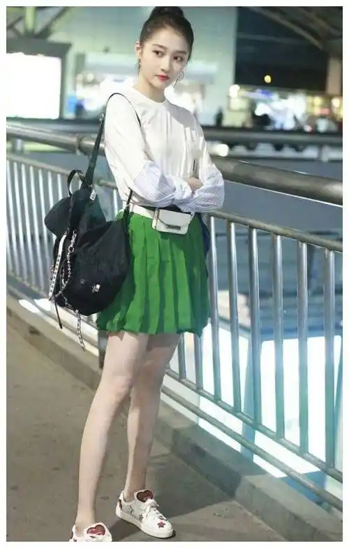 关晓彤头扎马尾辫深夜现身首都机场一身清纯装束酷似学生