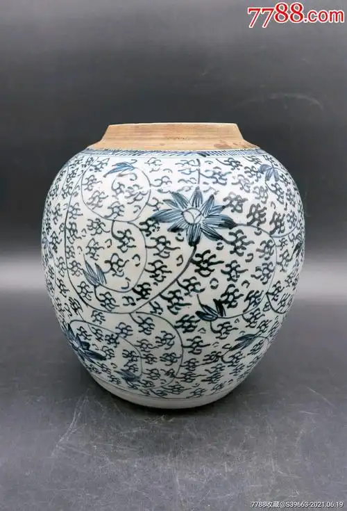 清三代莲花纹青花罐