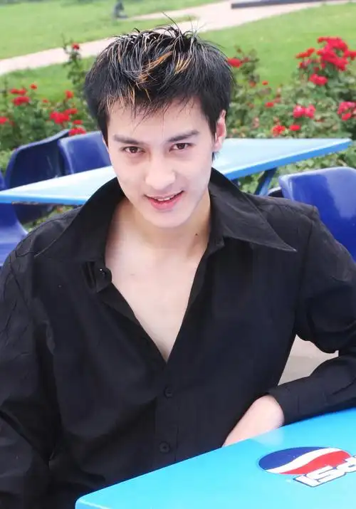 p>何建泽,1981年12月26日出生于天津市,中国内地男演员,毕业于 a