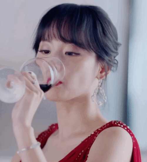 张嘉倪在延禧攻略中饰演心思狠毒的顺嫔一角非常成功