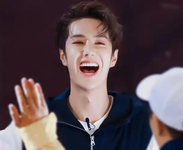 王一博给粉丝投食遭疯抢,手臂压出青筋重到弯腰,束手无措转头抿嘴笑