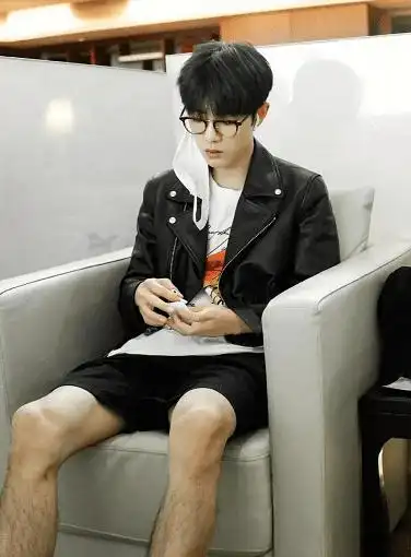 关于肖战腿毛的路拍图,其实挺多的,足见其"毛孩"体质,还称他是"玉面