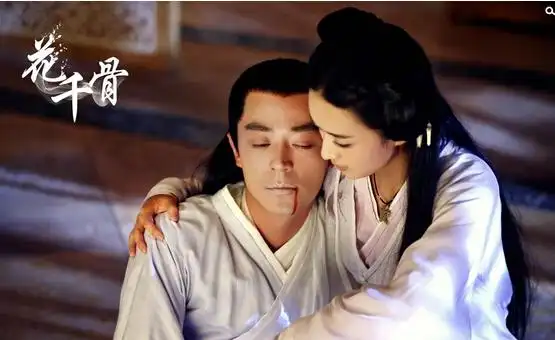 "正如原作中的这句感人词句,电视剧《花千骨》同样围绕两人虐心十足的