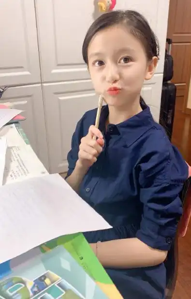 她7岁被tfboys宠,被王思聪关注因太漂亮,被禁止整容今成女神!