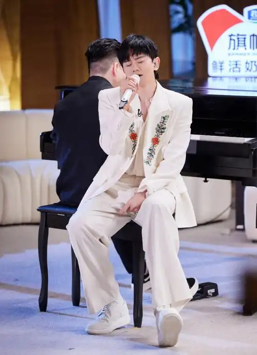 《#时光音乐会#·老友记》,@张杰演唱歌曲《安忍》并和老友@常石磊