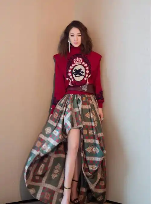 李小冉真是太大胆了,穿时尚长裙不像44岁,这身材小姑娘都羡慕_上身