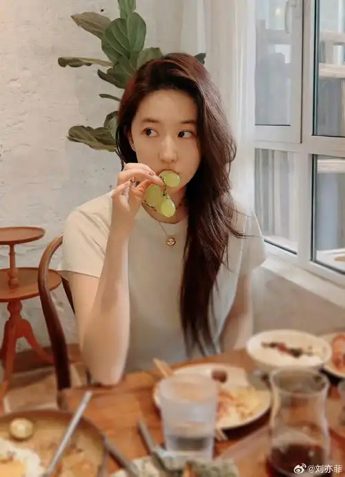 刘亦菲素颜吃饭##刘亦菲素颜好温婉