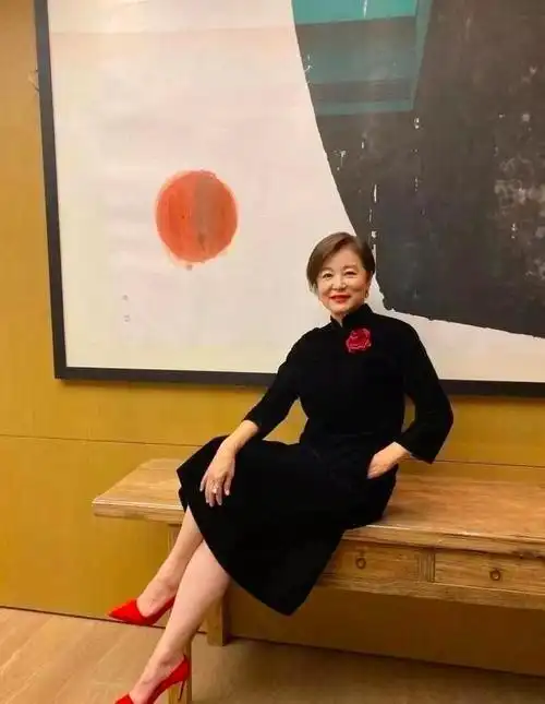 65岁林青霞近照曝光,皮肤细腻面色红润,面对镜头笑容灿烂