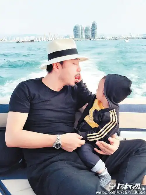 汪涵生日儿子喂食 杨乐乐赞其中国好爸爸