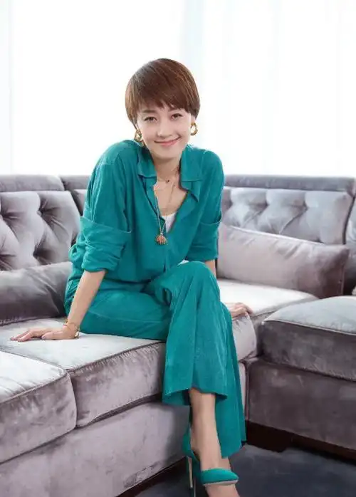 被马伊琍惊艳了!剪了新发型,穿羊羔毛大衣 短裙,美出国际范