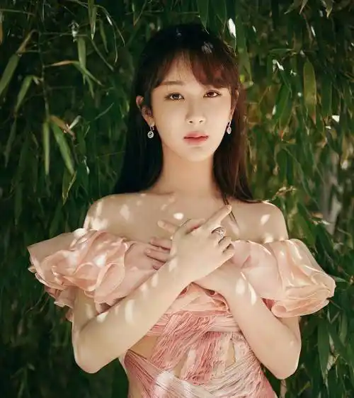 中秋晚会杨紫穿了一件粉色的荷叶领抹身材礼服长裙,甜美优雅又人仙气