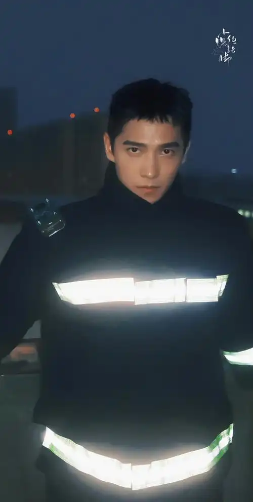 当年就是看了花开半夏的小平头get到杨洋的. 宋站长真的气场强大啊