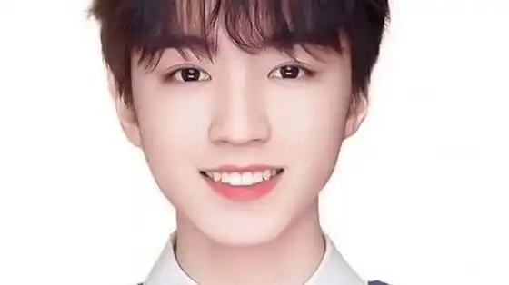 王俊凯三字证件照.