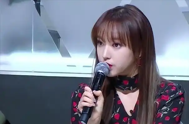 人间芭比程潇上围丰满傲人被称为奶潇碾压疯马秀lisa