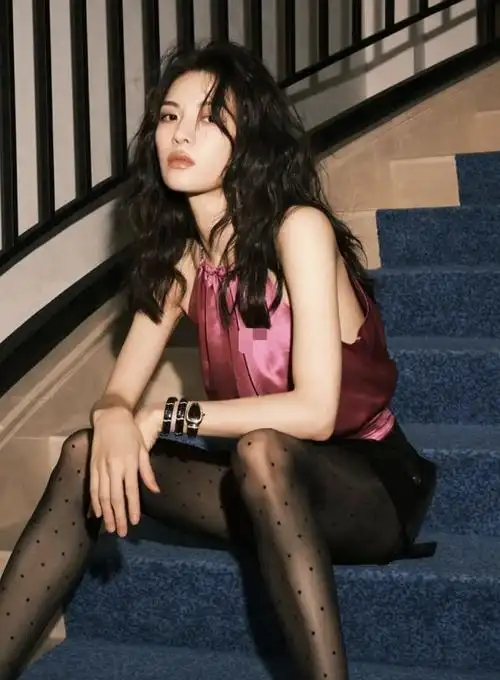 钟楚曦罕晒性感大片,穿黑丝躺楼梯上秀美腿,大波浪卷发性感妩媚