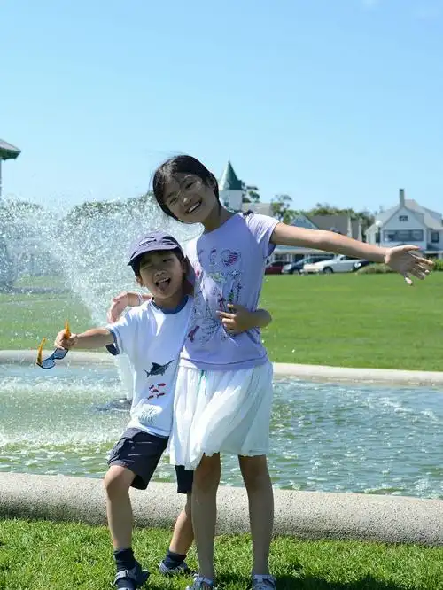 姐弟俩动感相片