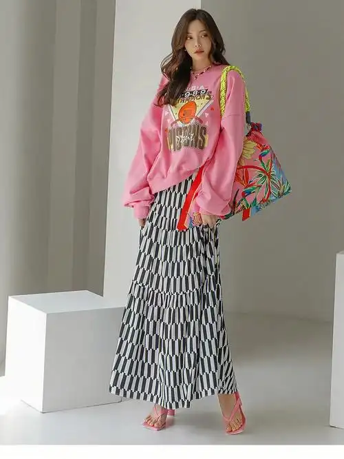 粉色卫衣搭配条纹长裙