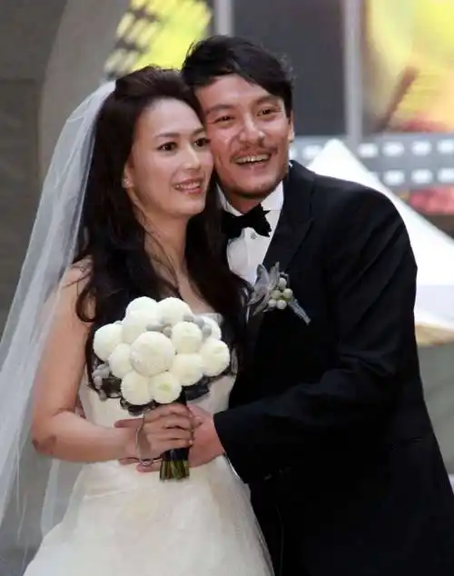 他并没有娶舒淇,而是娶了自己的助理---庄雯如,庄雯如和张震结婚时还