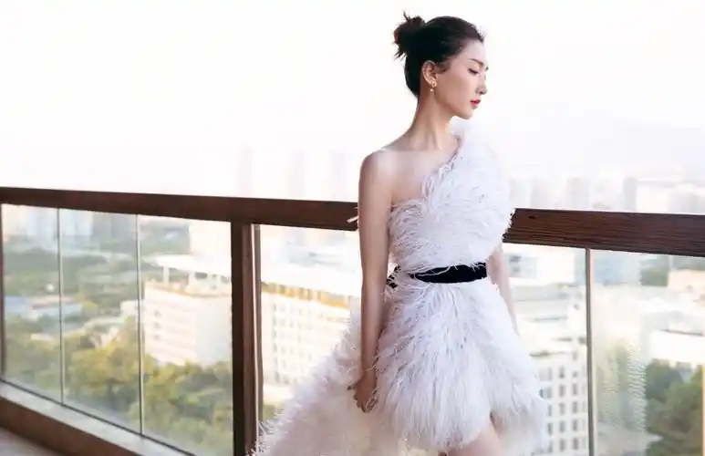 江疏影白色羽毛群亮相海南岛国际电影节闭幕式,羡慕江江天鹅颈和大