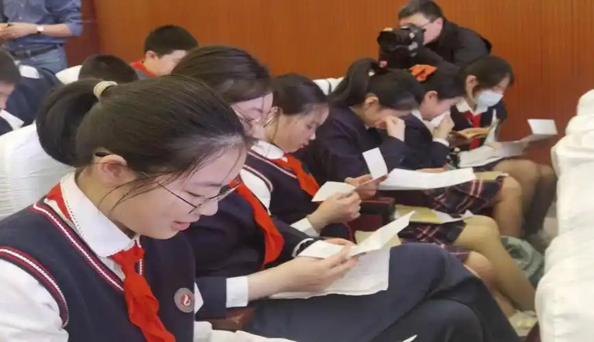 在第二篇章"魅力少年 感悟亲情"中,家长代表也为同学们送上青春寄语