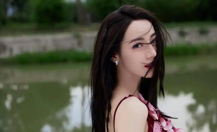 迪丽热巴身穿碎花长裙尽显苗条身材,白皙的肌肤尽显少女美,妆容精致