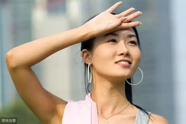 垂涎三尺[chuíxiánsānchǐ][释义]涎:口水.口水挂下三尺长.