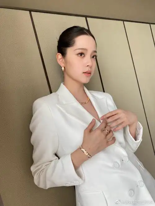 娜娜贴发白西服live图#欧阳娜娜今日份造型有,贴头皮抓发 白色西装,是