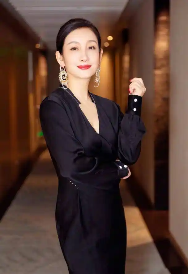 原创42岁秦海璐太会穿了西装也能穿出曼妙身材美腿长到逆天