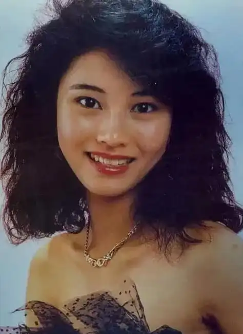 李嘉欣真得美吗?旧照曝光引争议,与现在的五官差别好大