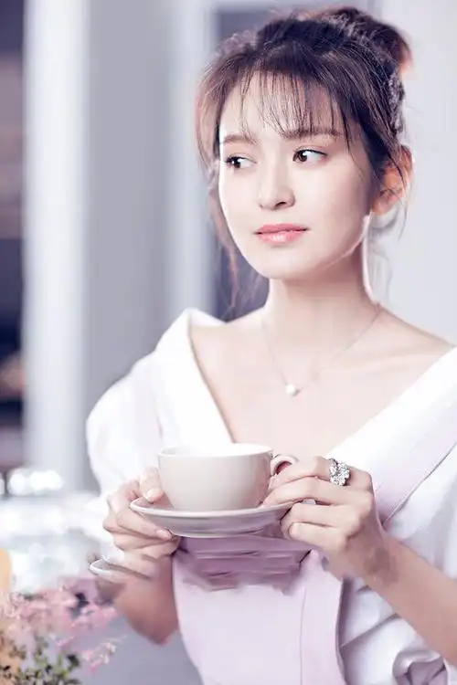 明星肖茵,娱乐圈影视演员,被誉为演艺圈"综艺全才"