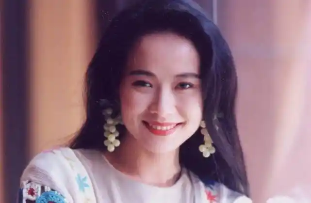 58岁叶童近照曝光,一头银白色头发,令网友惊呼瘦到认不出来_赵雅芝