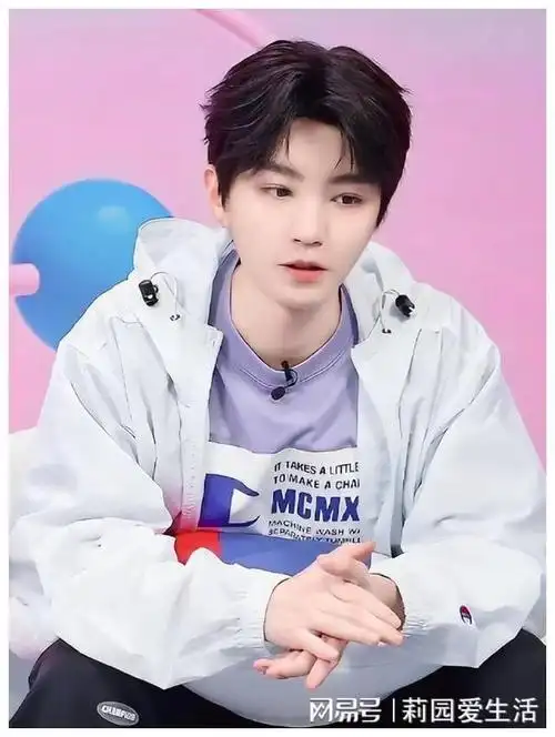 王俊凯身价降级严重,代言不知名面膜,被吐槽像"微商",吃老本|王源