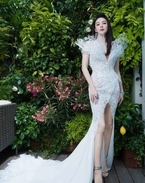 张雨绮身材饱满,气质优美,被誉为性感女神_魅力_明星_深度