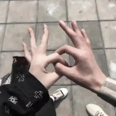 情侣牵手图片头像高清恩爱的情侣手牵手只露手照片头像