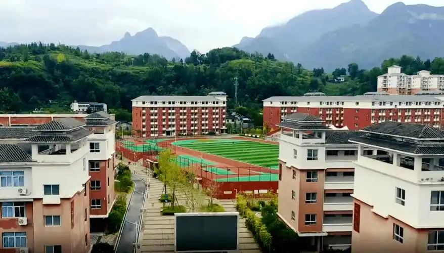 将万中发展作为重要民生工程,及时出台《关于支持万源中学突破性发展