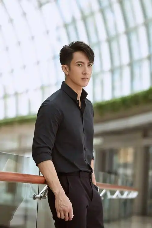 吴尊一家四口现身街头,12岁女儿身高抢眼,目前已经定居中国