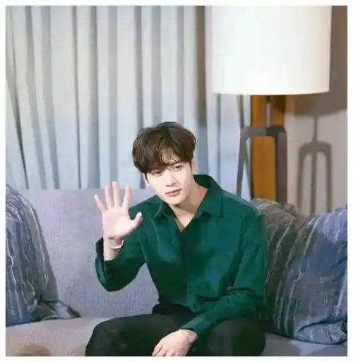 王嘉尔魅力无限细腻肌肤引人注目实力唱将颜值爆表