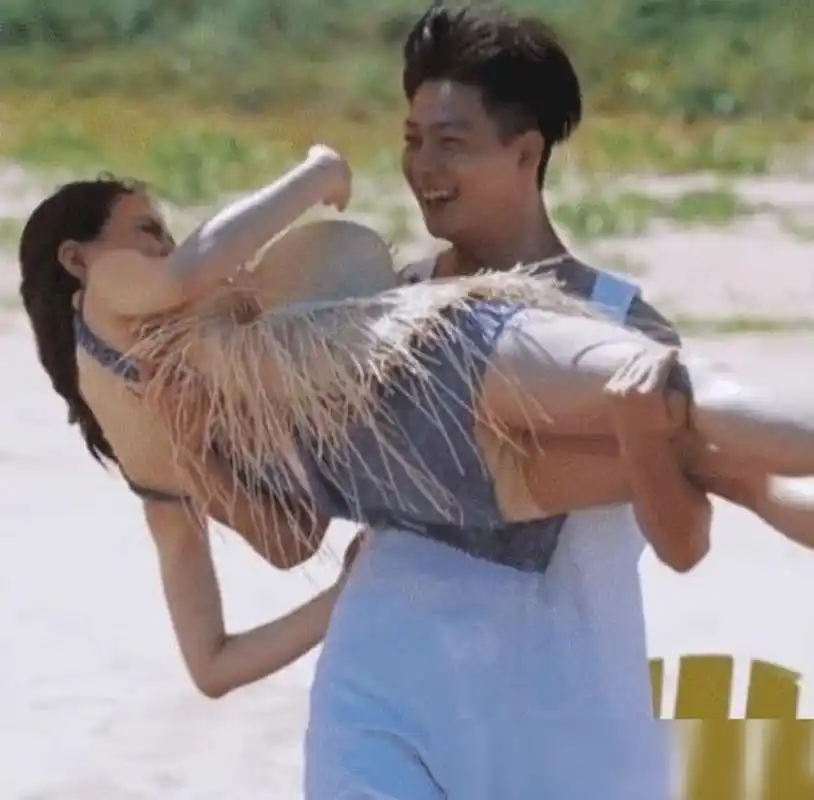 徐璐穿超短裙出门,不料遭张铭恩突袭公主抱,摄影师疯狂拍裙底!