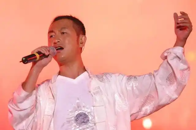 原创他本是优秀歌手,因《大中国》一夜成名,34岁却死在了母亲怀里